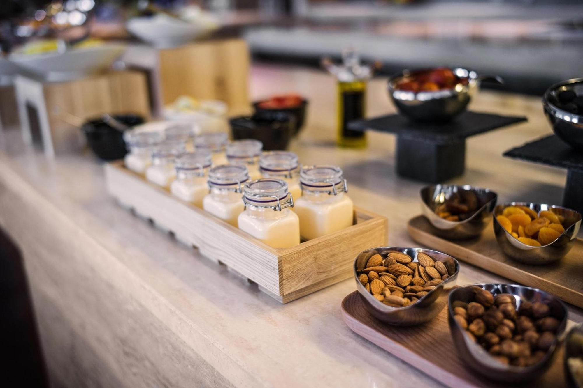 Sheraton Baku Intourist Exteriér fotografie A selection of snacks at a business lounge