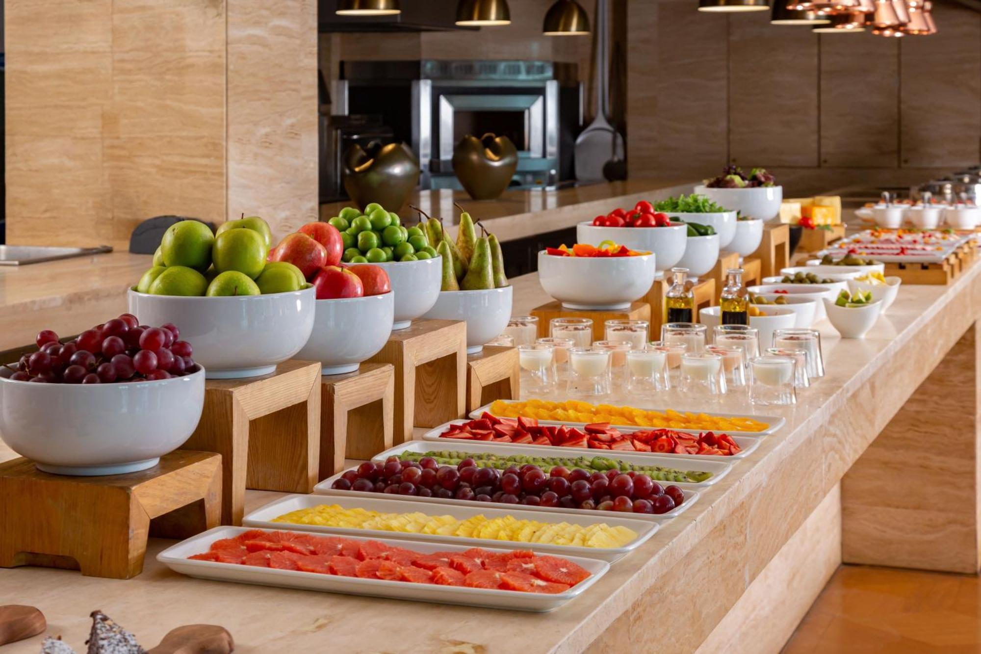 Sheraton Baku Intourist Exteriér fotografie A fruit salad bar