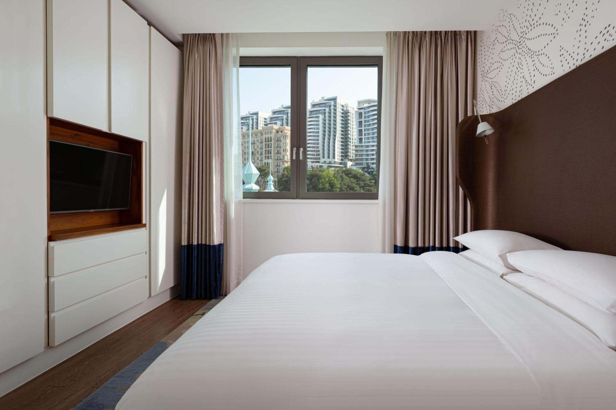 Sheraton Baku Intourist Exteriér fotografie A bedroom at the hotel