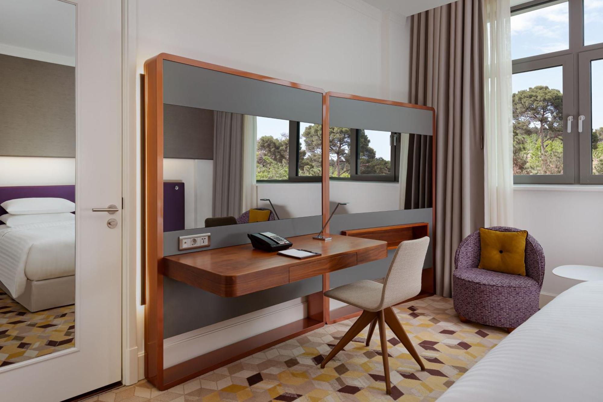 Sheraton Baku Intourist Exteriér fotografie A bedroom at the hotel