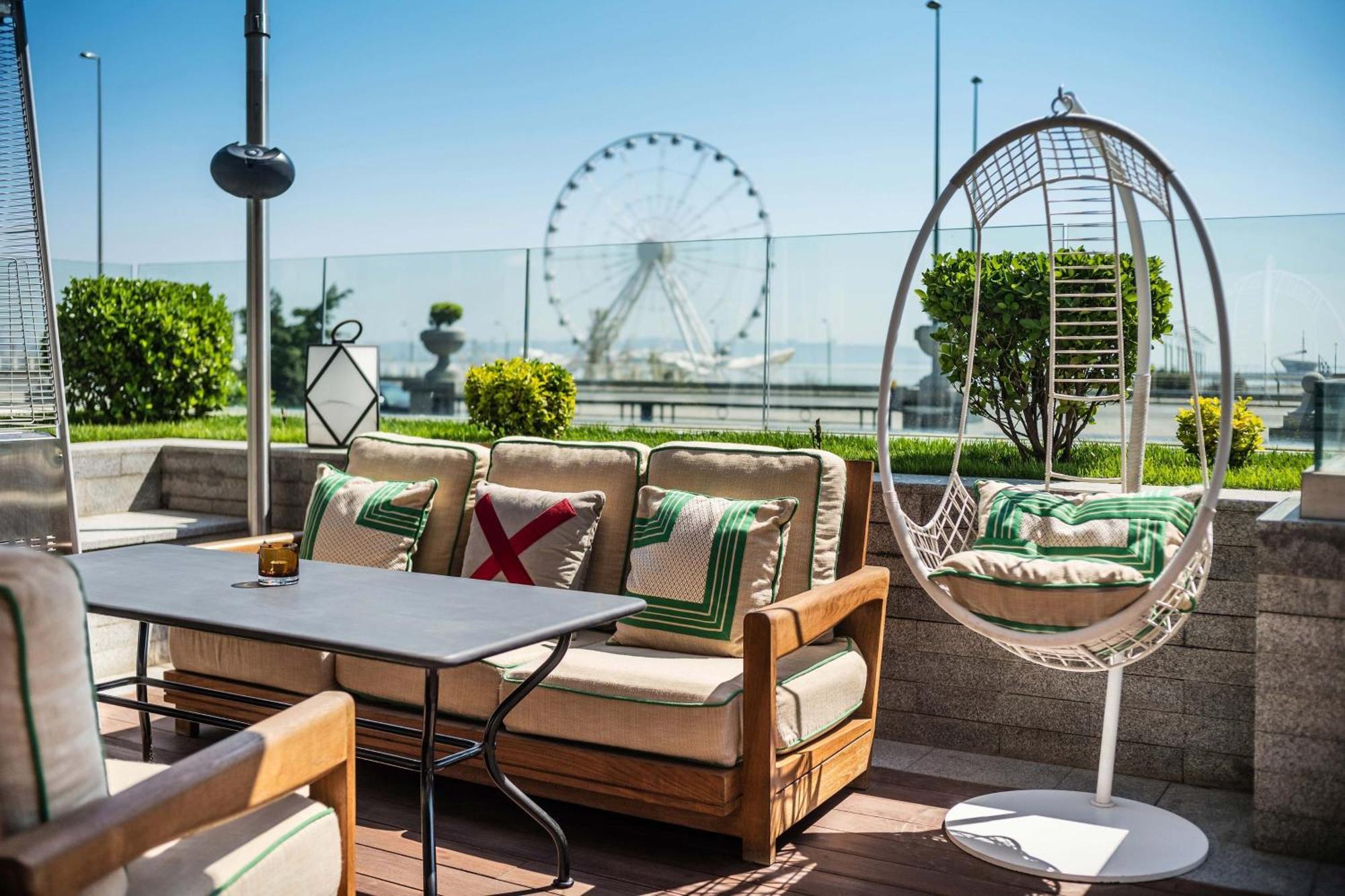 Sheraton Baku Intourist Exteriér fotografie The Sky Bar