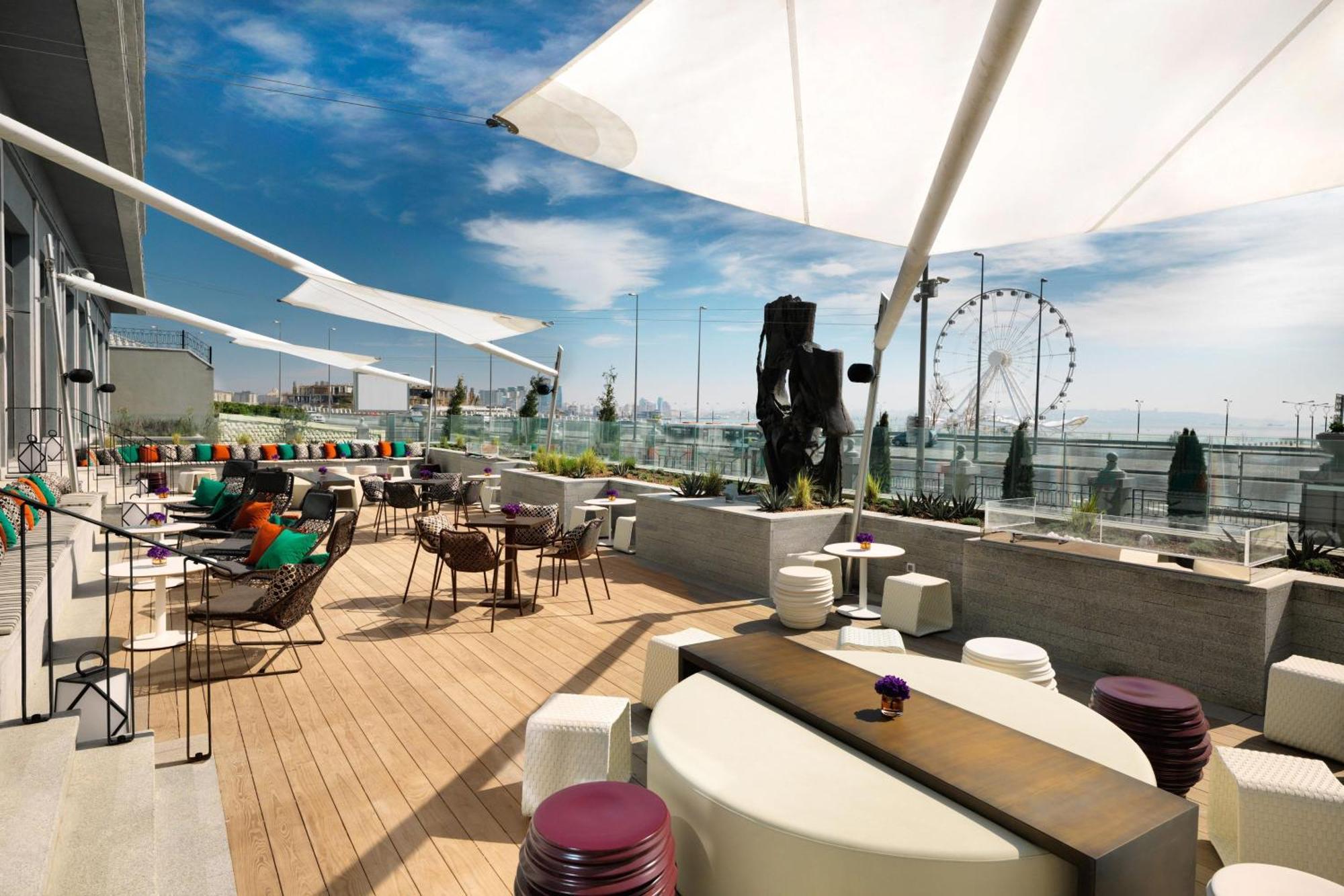 Sheraton Baku Intourist Exteriér fotografie The Sky Bar