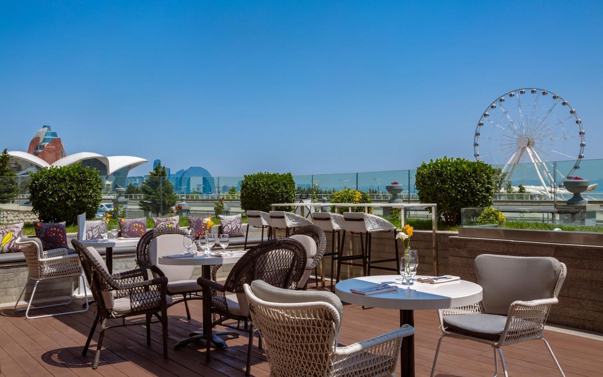 Sheraton Baku Intourist Exteriér fotografie The Sky Bar