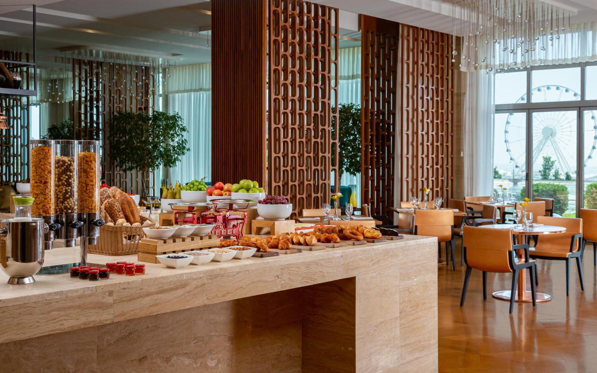 Sheraton Baku Intourist Exteriér fotografie The Club Lounge at the Ritz-Carlton, DIFC