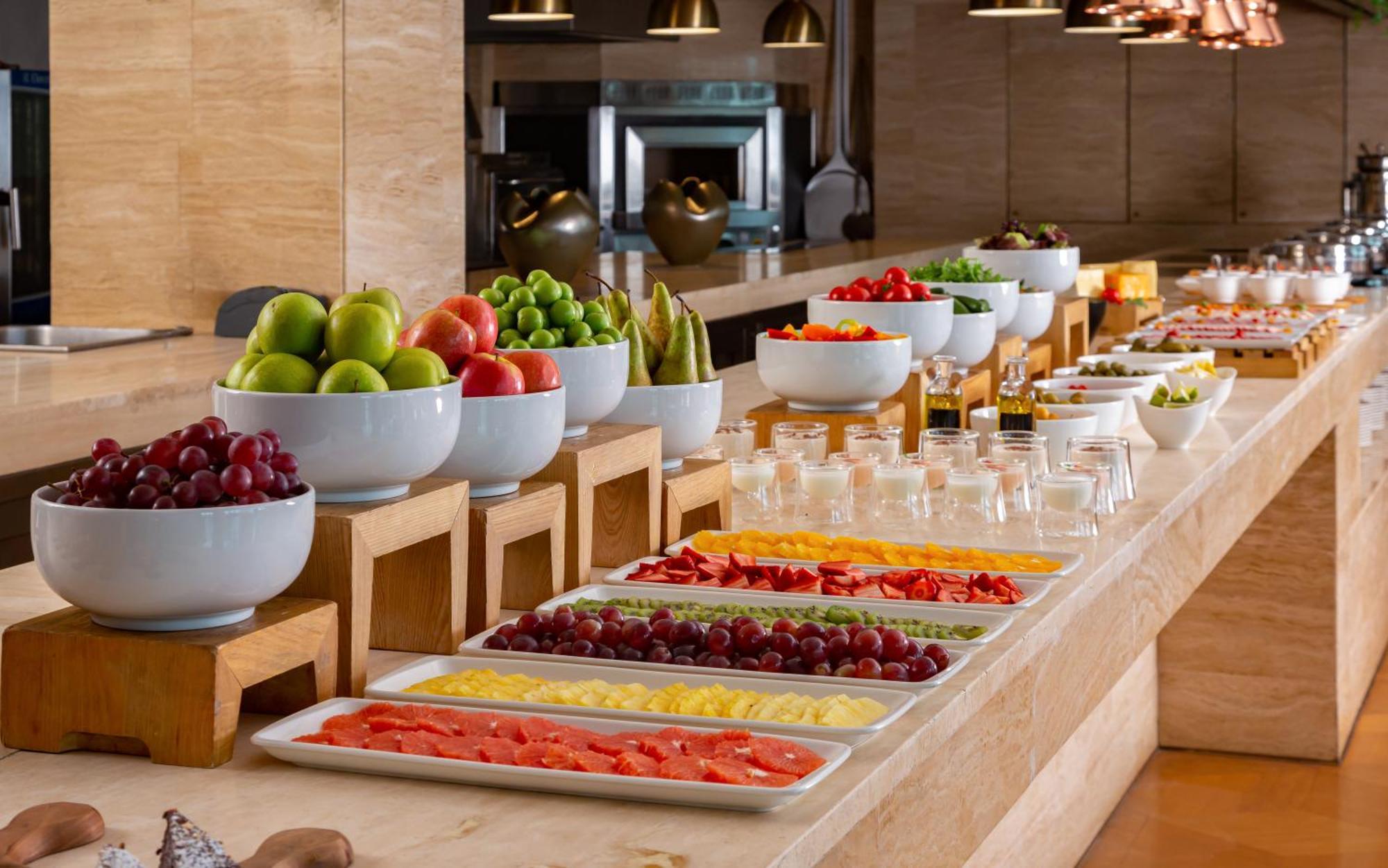 Sheraton Baku Intourist Exteriér fotografie A fruit salad bar